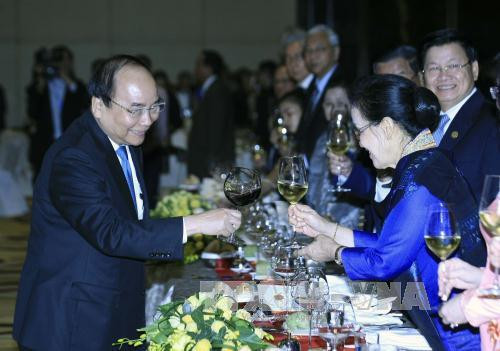阮春福总理向贵宾敬酒（图片来源：越通社）