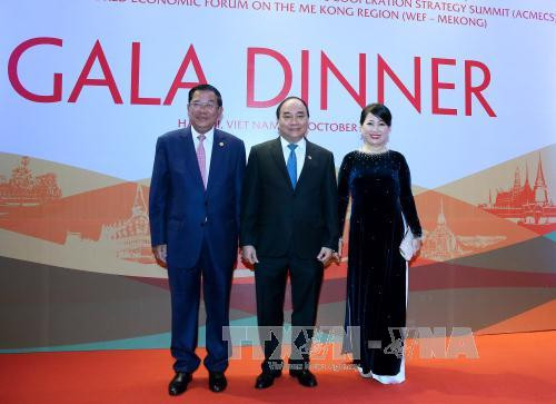 阮春福总理与夫人同柬埔寨首相洪森合影（图片来源：越通社）