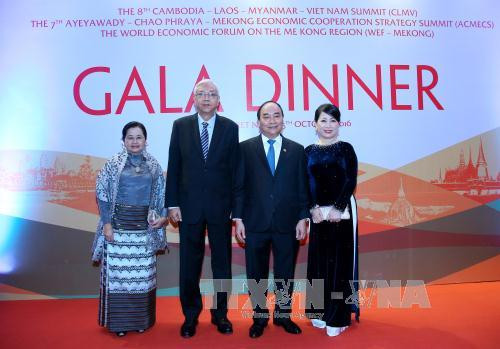 阮春福总理与夫人同缅甸总统吴廷觉与夫人合影（图片来源：越通社）