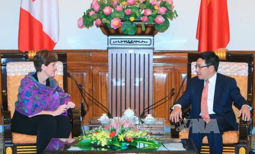 12月14日，越南政府副总理兼外交部长范平明会见了来访的加拿大国际发展和法语国家事务部长玛丽-克洛德·比博一行。（图片来源：越通社）