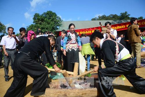 在文化节举行的打糍粑比赛。（图片来源：越通社）