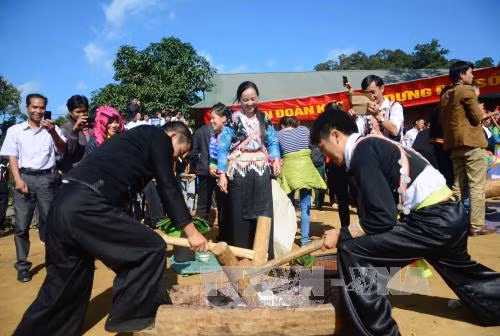 在文化节举行的打糍粑比赛。（图片来源：越通社）