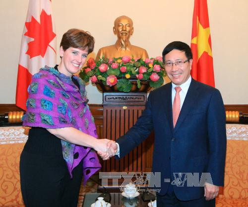 12月14日，越南政府副总理兼外交部长范平明会见了来访的加拿大国际发展和法语国家事务部长玛丽-克洛德·比博一行。（图片来源：越通社）