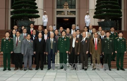 12 月 14 日下午在越南河内，越共中央政治局委员、国防部长冯光青大将会见了由黄伯秋先生率领的中国援越老战士代表团。（图片来源：越通社）