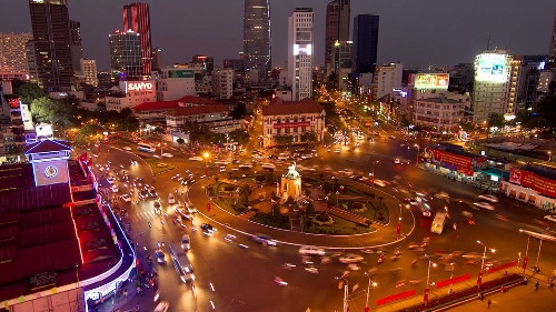 胡志明市槟城市场前的热闹景象（图片来源：越南每日快讯）