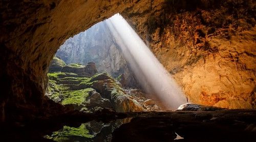 阳光从“天窗”中射入韩松洞（Hang Sơn Đoòng）（图片来源：vnexpress.net）