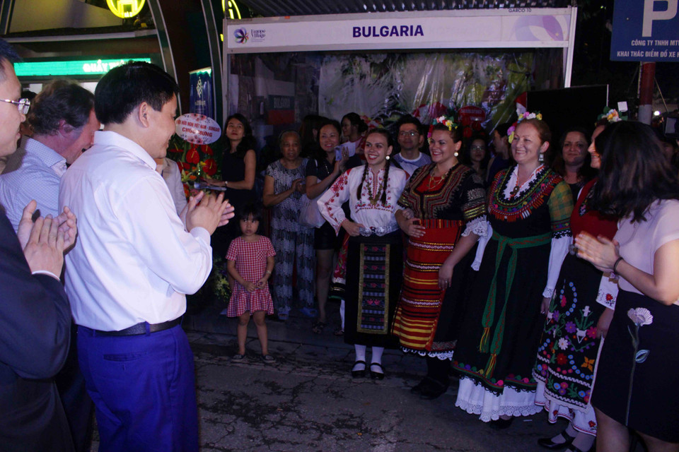 “2018年欧洲日” 活动吸引众多游客参加。（图片来源：越通社）