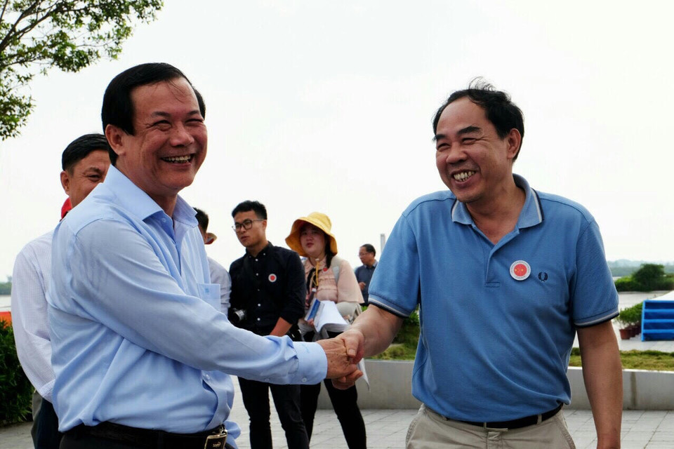 越南水产总局代局长阮玉威与中国水产科学研院南海水产研究所所长江世贵握手。越通社记者 祥安 摄