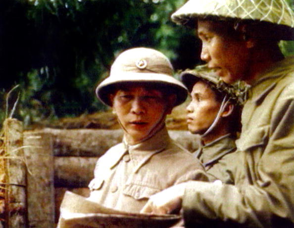 武元甲大将研究奠边府战役作战计划。（图片来源：Getty）