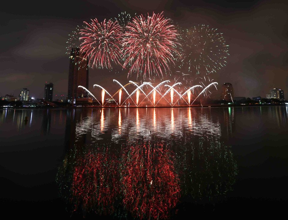 波兰烟花表演队的烟花在上空绽放。越通社记者 陈黎林 摄