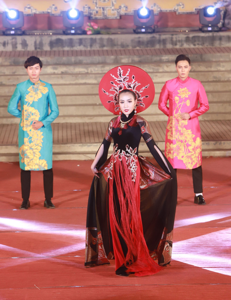 2018年顺化文化节期间，以“黄金顺化”为主题的奥戴服装秀精彩上演。越通社记者 黄雄 摄