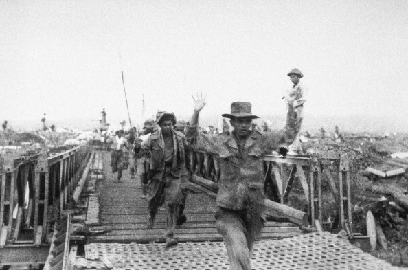 法国兵士举手投降。（图片来源：Getty）