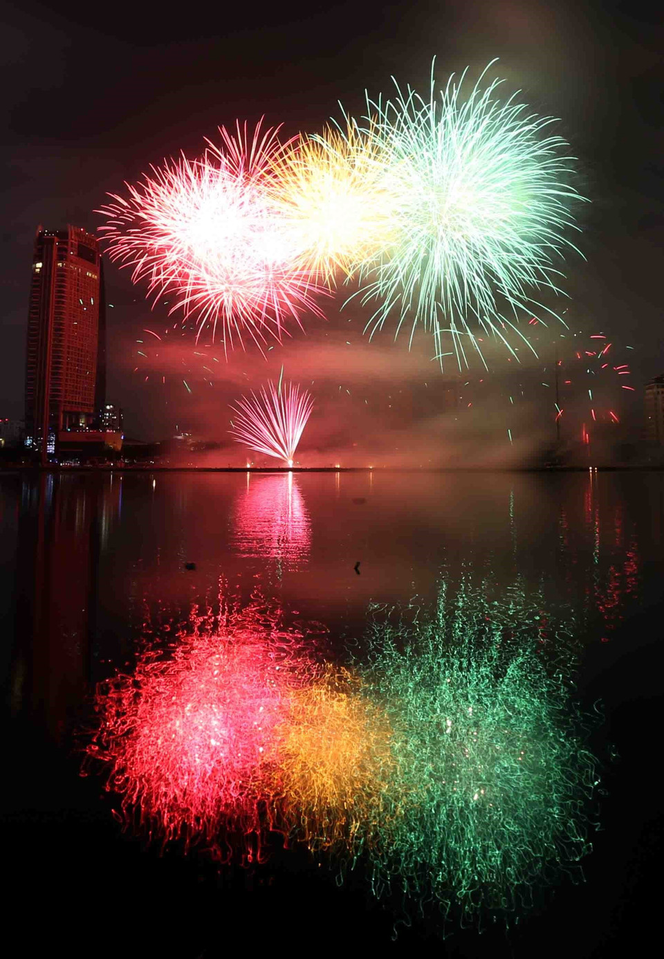 波兰烟花表演队的烟花在上空绽放。越通社记者 陈黎林 摄