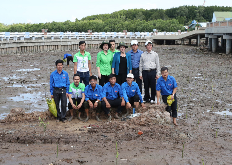 越南国会主席阮氏金银同参加植树仪式的各位代表合影。越通社记者 仲德 摄