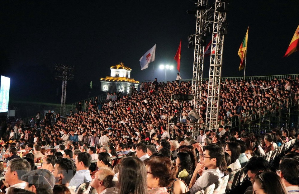 数万名游客参加2018年第十届顺化文化节闭幕式。越通社记者 黄雄 摄