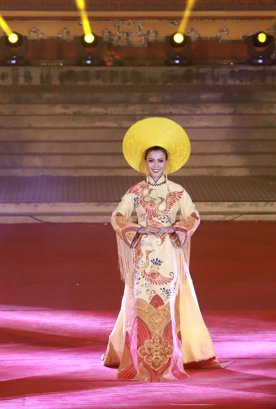 2018年顺化文化节期间，以“黄金顺化”为主题的奥戴服装秀精彩上演。越通社记者 黄雄 摄