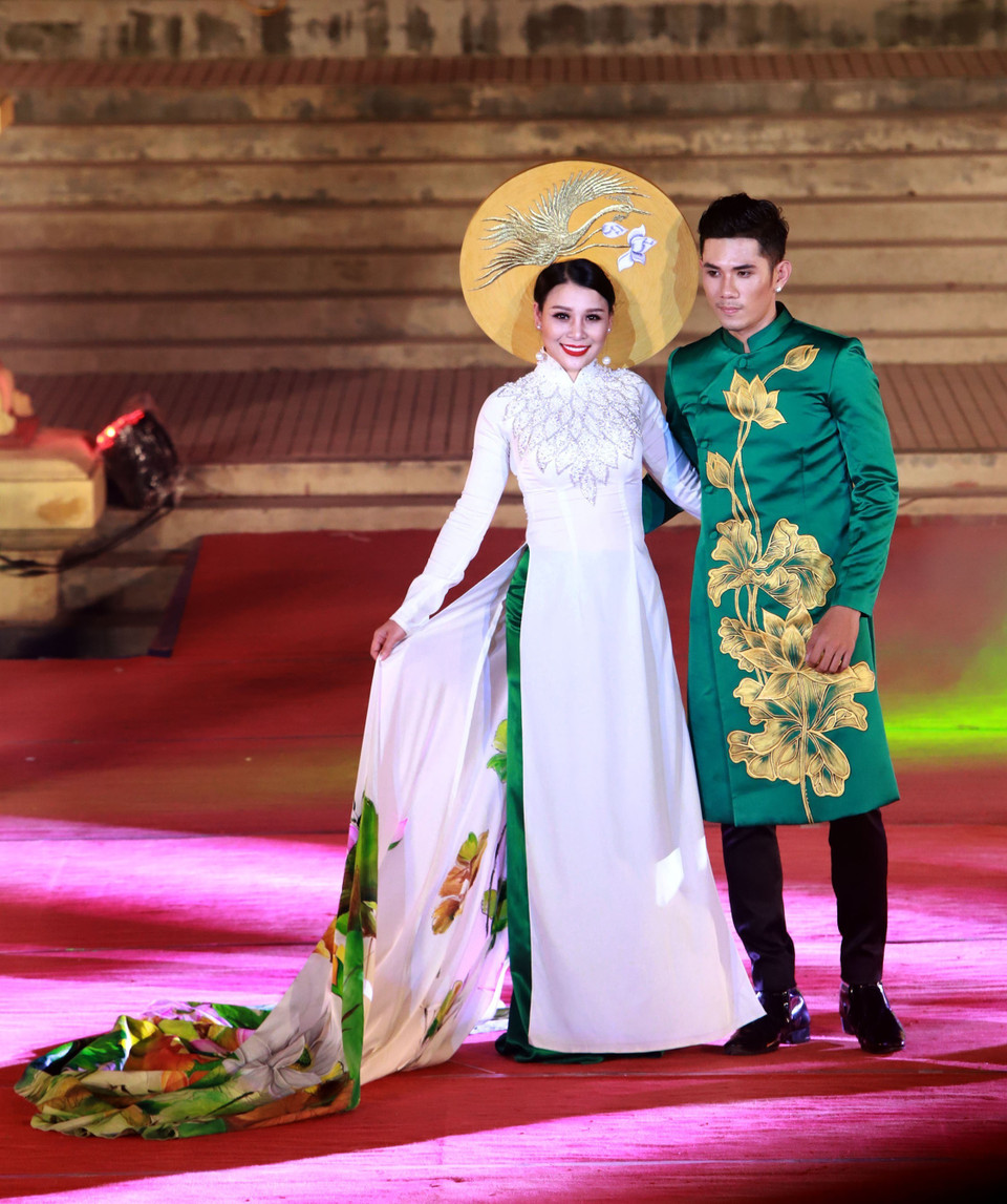 2018年顺化文化节期间，以“黄金顺化”为主题的奥戴服装秀精彩上演。越通社记者 黄雄 摄