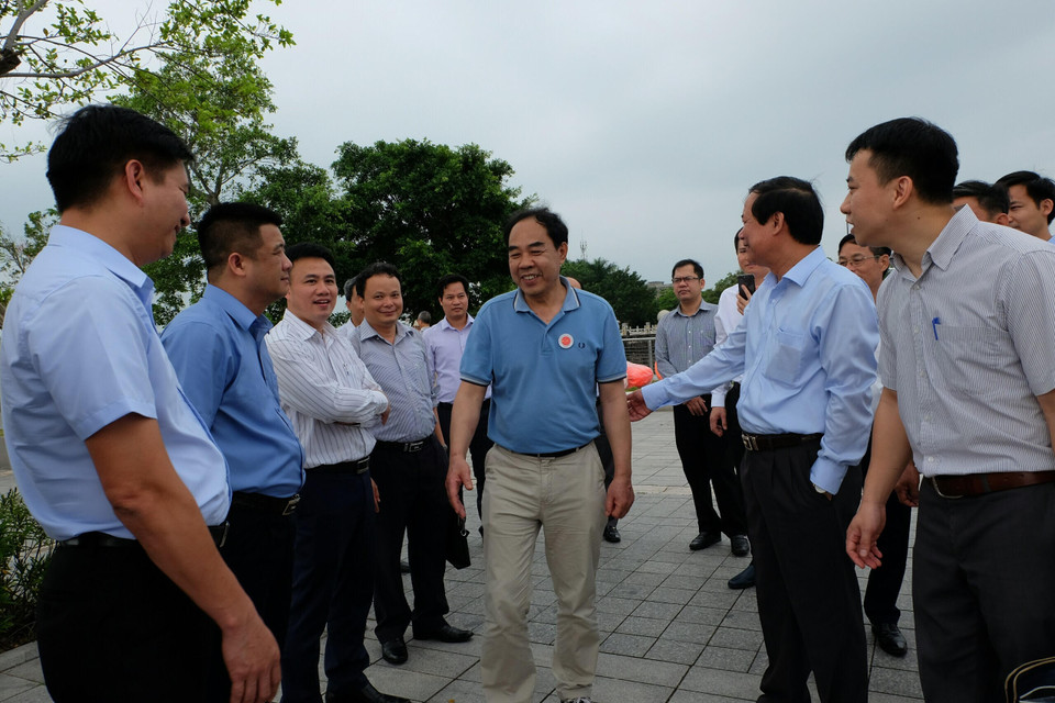 中国水产科学研究院南海水产研究所所长在2018年越中北部湾渔业资源联合增殖放流与养护活动举行现场迎接越南代表团。越通社记者 祥安 摄
