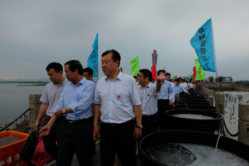  双方代表到鱼苗增殖放流的地方。越通社记者 祥安 摄