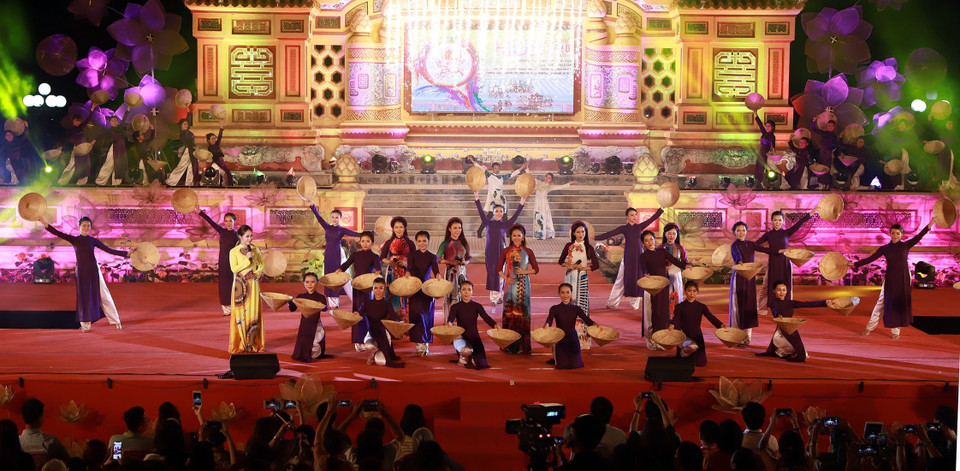 2018年顺化文化节期间，以“黄金顺化”为主题的奥戴服装秀精彩上演。越通社记者 黄雄 摄