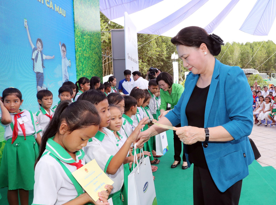  越南国会主席阮氏金银向贫困学生赠送礼物。越通社记者 仲德 摄