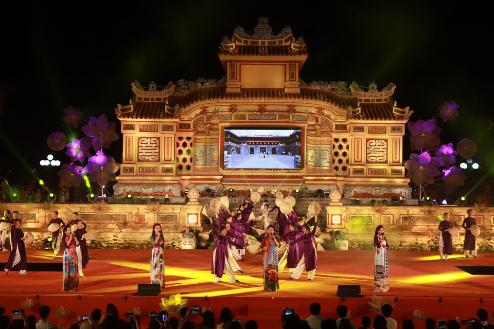  除了时装秀，此次时装秀还吸引诸多歌手参与。越通社记者 黄雄 摄