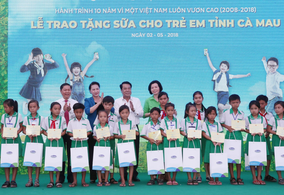 越南国会主席阮氏金银向贫困学生赠送礼物。越通社记者 仲德 摄