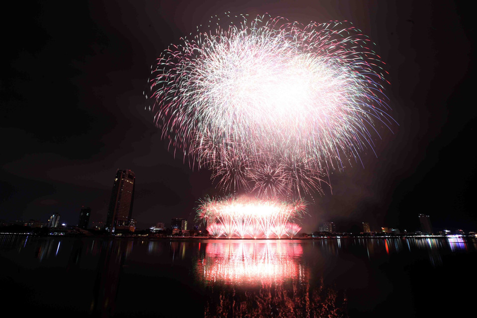 越南岘港市烟花表演队的烟花在上空绽放。越通社记者 陈黎林 摄