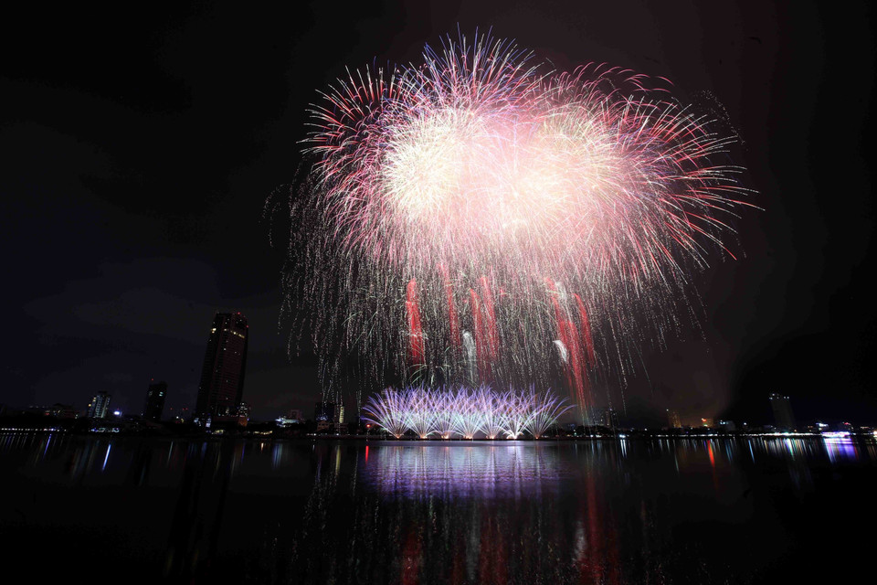 越南岘港市烟花表演队的烟花在上空绽放。越通社记者 陈黎林 摄