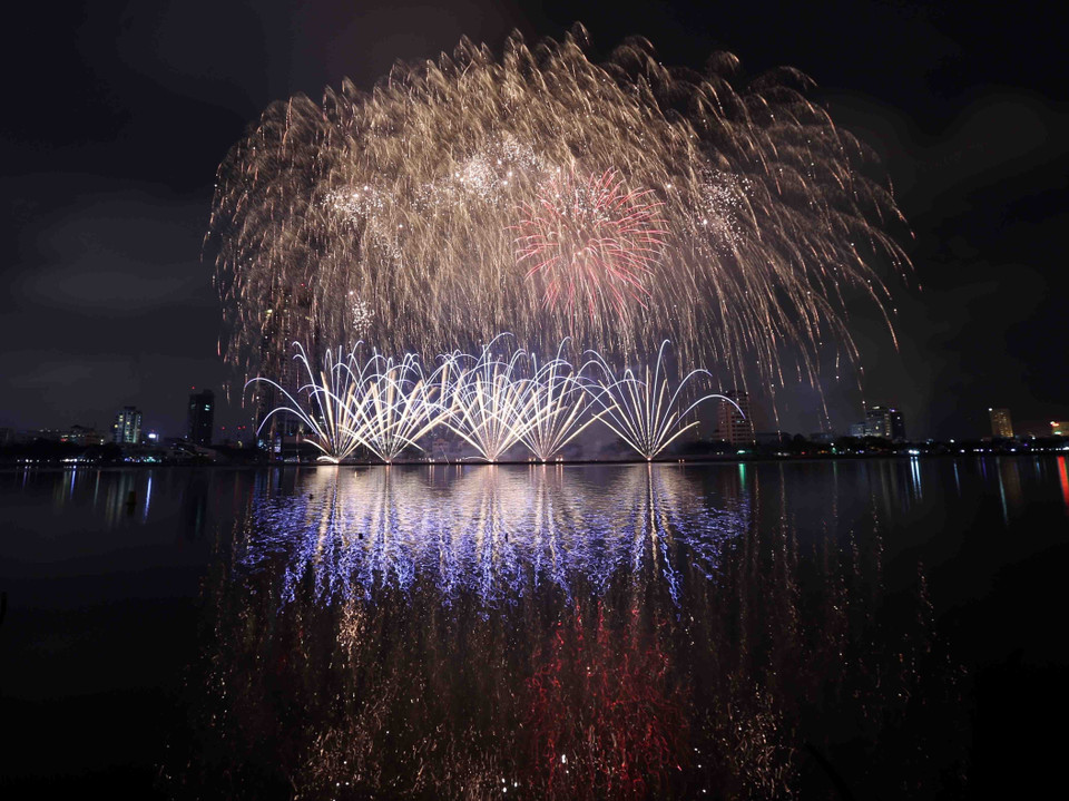 波兰烟花表演队的烟花在上空绽放。越通社记者 陈黎林 摄