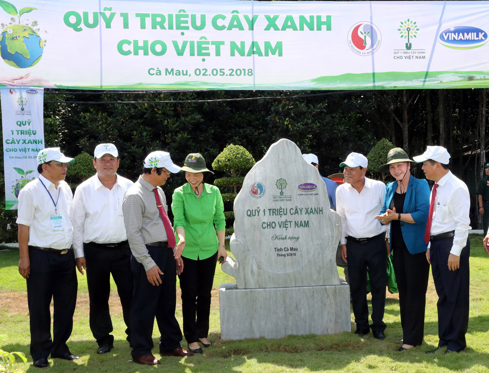 越南国会主席阮氏金银出席金瓯省植树仪式。越通社记者 仲德 摄