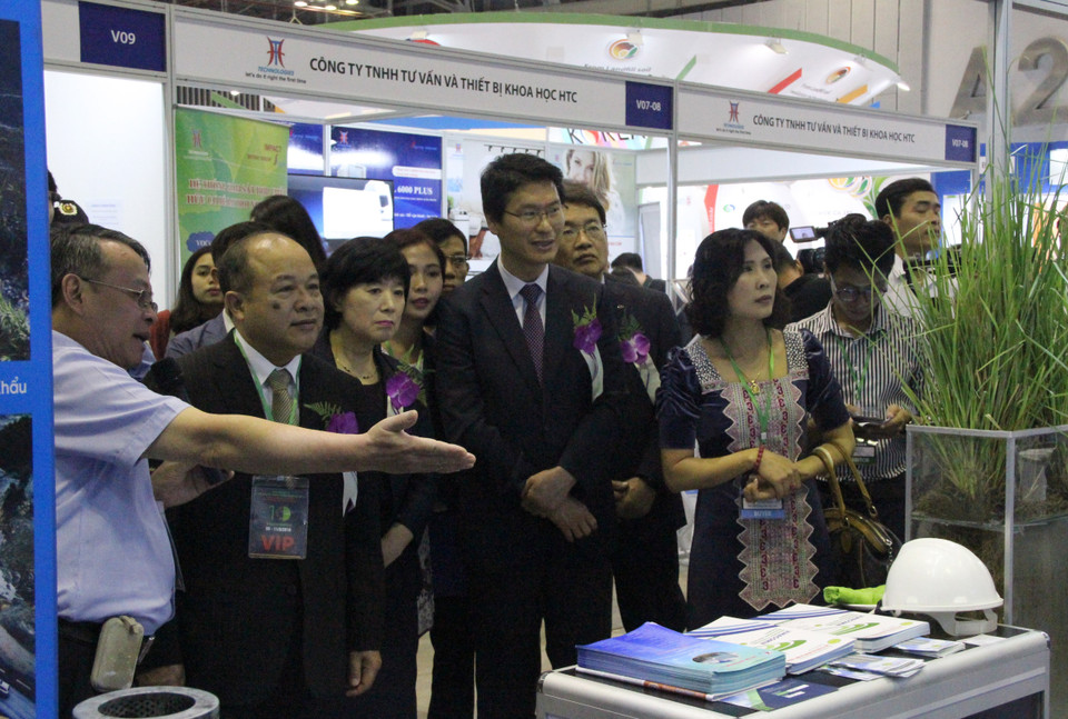 与会代表参观展会。（图片来源：越通社） 