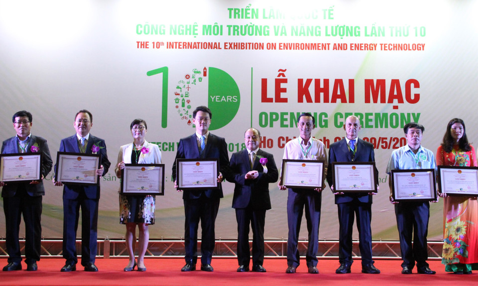 越南环境总局代表向各单位授予奖状。（图片来源：越通社）