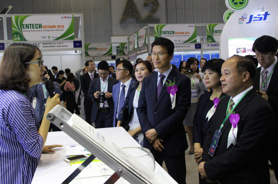 与会代表参观展会。（图片来源：越通社）