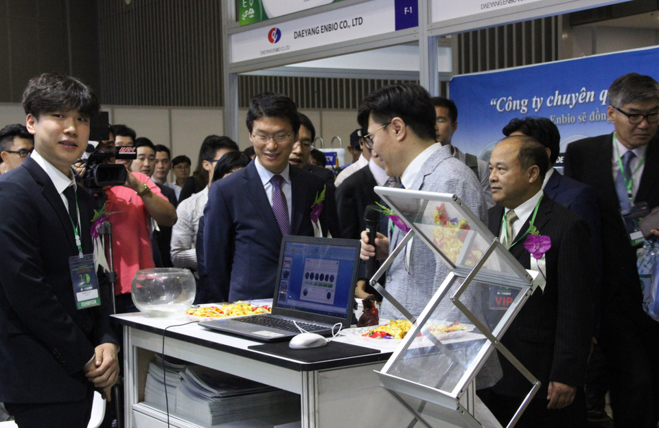 与会代表参观展会。（图片来源：越通社） 