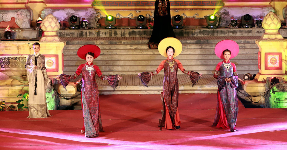 2018年顺化文化节期间，以“黄金顺化”为主题的奥戴服装秀精彩上演。越通社记者 黄雄 摄