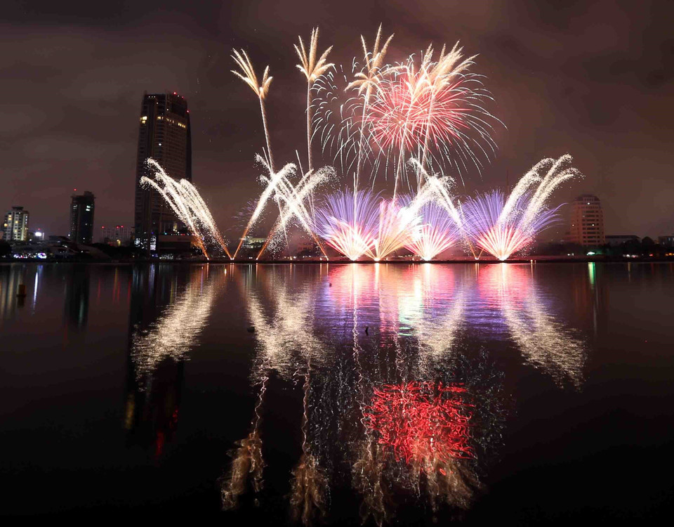 波兰烟花表演队的烟花在上空绽放。越通社记者 陈黎林 摄