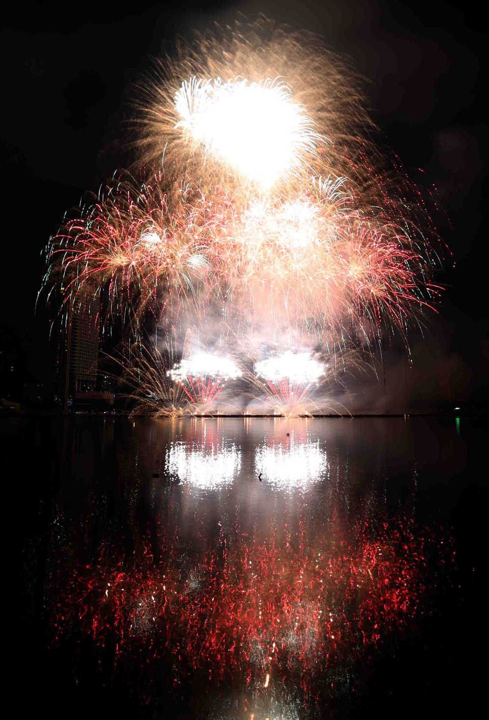 波兰烟花表演队的烟花在上空绽放。越通社记者 陈黎林 摄