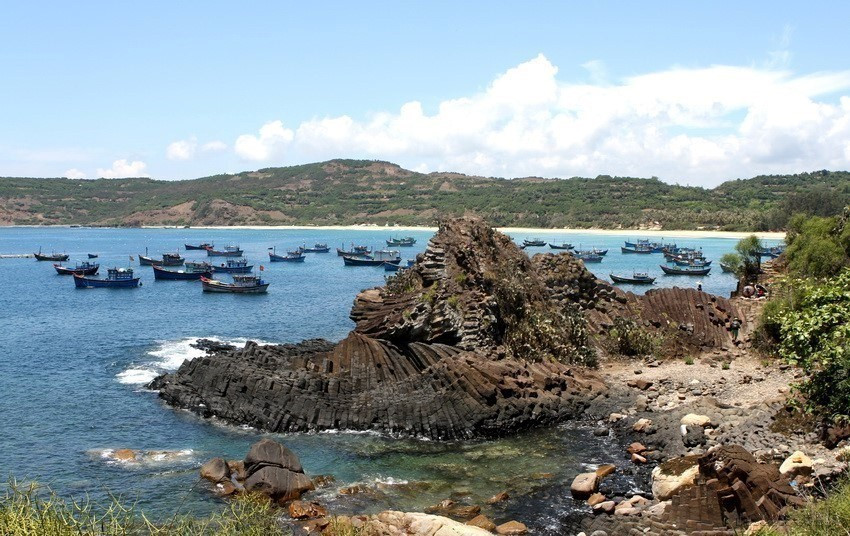 石盘滩是富安省绥安县著名的自然名胜区。图自越通社