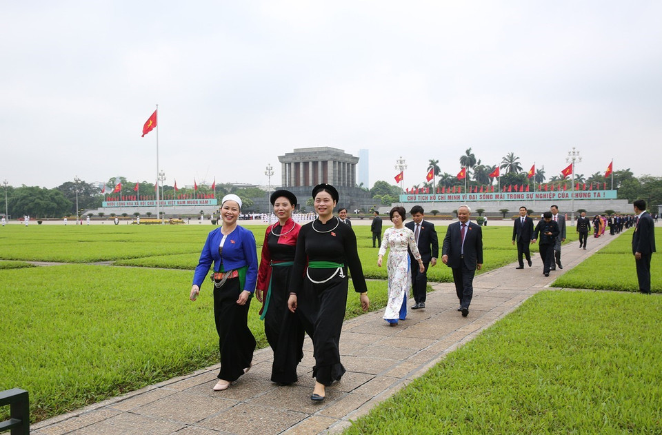 越南党和国家领导人同出席第十四届国会第七次会议的各位国会代表拜谒胡志明主席陵墓。越通社记者杨江 摄 