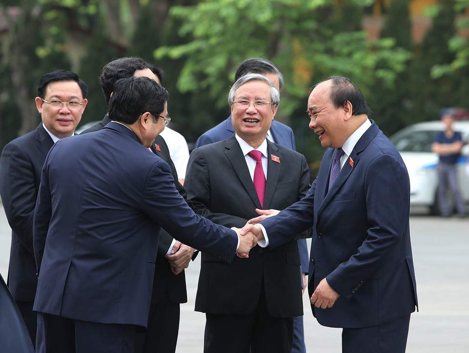 出席第十四届国会第七次会议的各位国会代表拜谒胡志明主席陵墓。越通社记者杨江 摄 