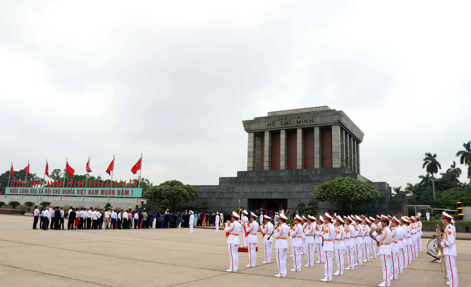 出席第十四届国会第七次会议的各位国会代表拜谒胡志明主席陵墓。越通社记者杨江 摄 