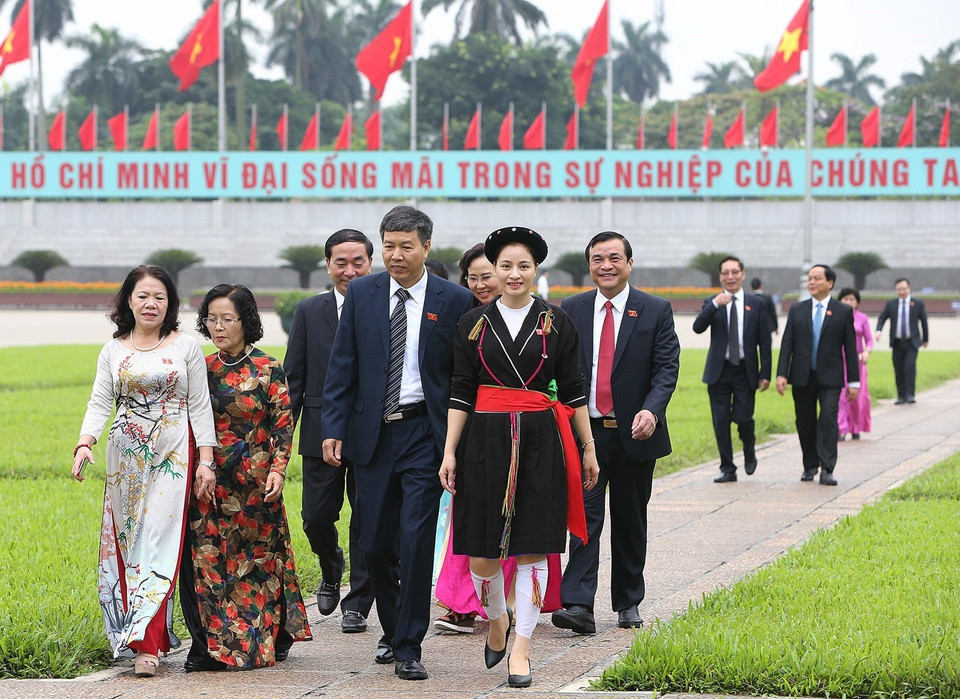 出席第十四届国会第七次会议的各位国会代表拜谒胡志明主席陵墓。越通社记者杨江 摄 