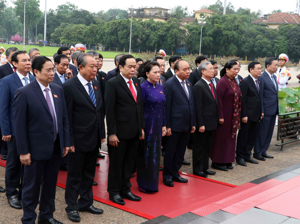 出席第十四届国会第七次会议的各位国会代表拜谒胡志明主席陵墓。越通社记者杨江 摄 