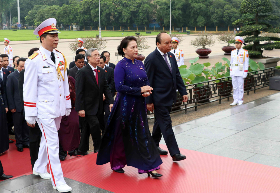 出席第十四届国会第七次会议的各位国会代表拜谒胡志明主席陵墓。越通社记者杨江 摄 