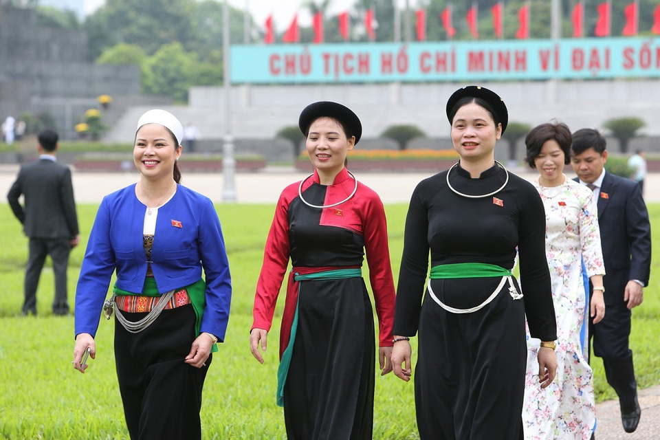 出席第十四届国会第七次会议的各位国会代表拜谒胡志明主席陵墓。越通社记者杨江 摄 