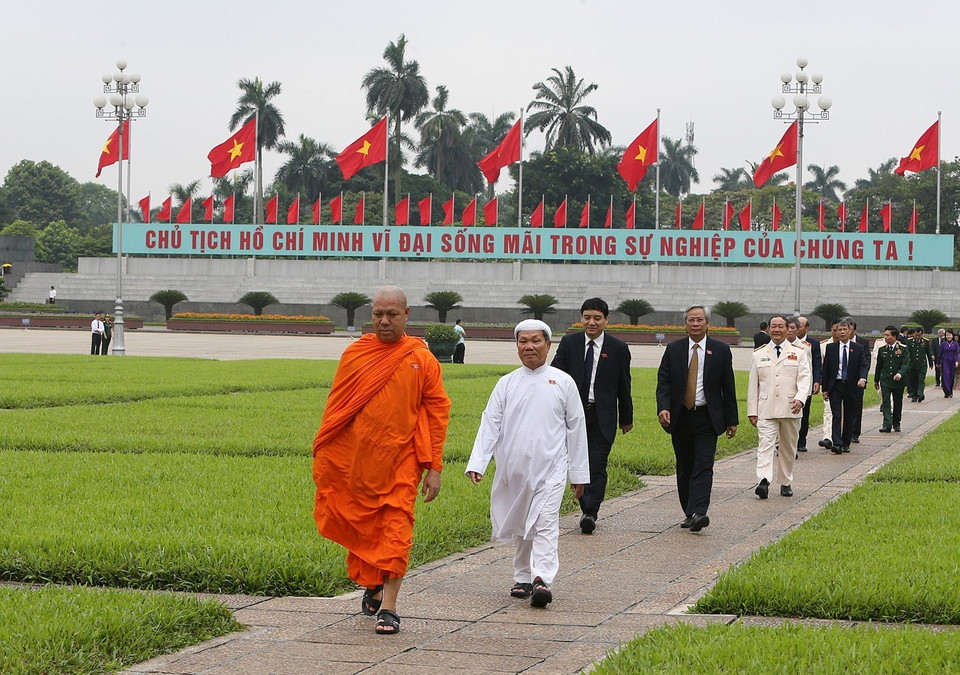 出席第十四届国会第七次会议的各位国会代表拜谒胡志明主席陵墓。越通社记者杨江 摄 