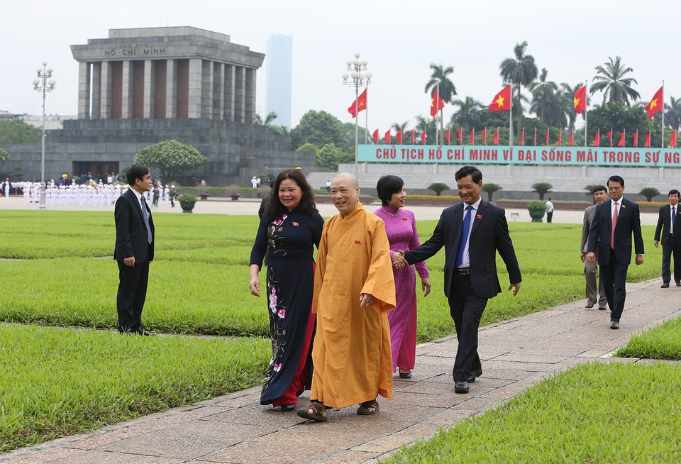 出席第十四届国会第七次会议的各位国会代表拜谒胡志明主席陵墓。越通社记者杨江 摄 
