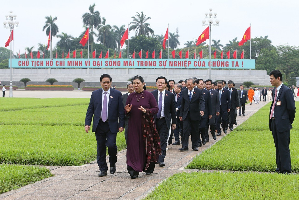 出席第十四届国会第七次会议的各位国会代表拜谒胡志明主席陵墓。越通社记者杨江 摄 