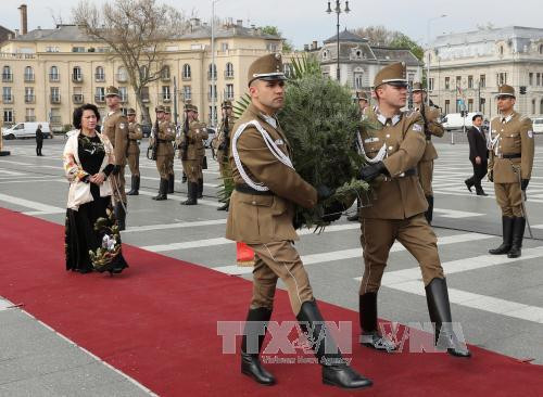 越南国会主席阮氏金银前往匈牙利英雄广场敬献花圈。